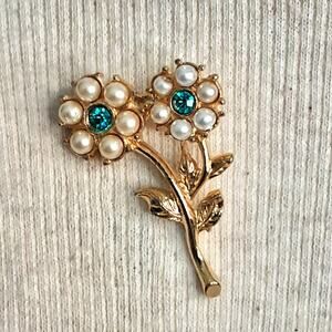 💎Flower Pin Gold Tone Stems With Pearly Bead Petals Central Green Rhinestone